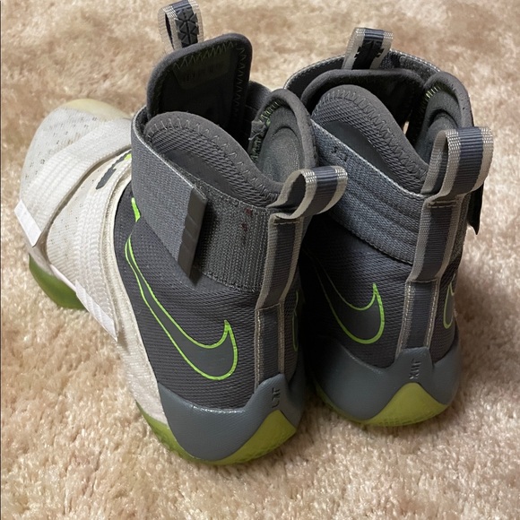 Nike White and Gray Sneakers with Green Highlights - Picture 2 of 9